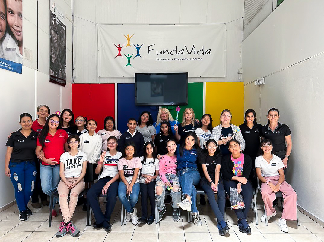 PriceSmart employees with FundaVida program participants