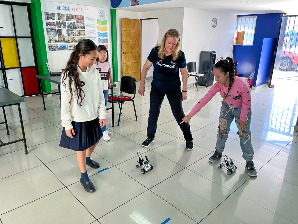 FundaVida program participants sharing their experiences with PriceSmart employee